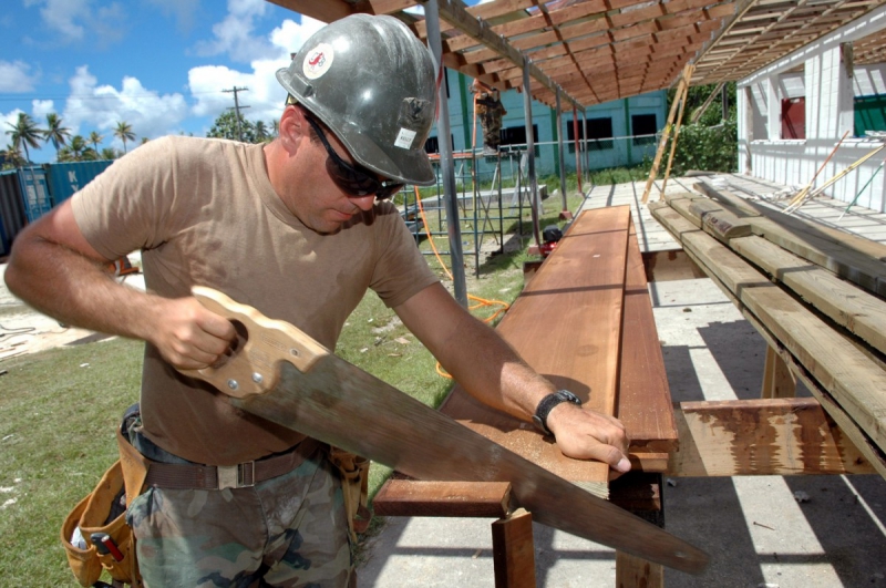 menuisier-PUGET THENIERS-min_worker_construction_building_carpenter_male_job_build_helmet-893290